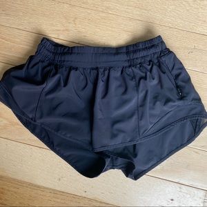 Lululemon Hotty Hot 2.5 inch. Size 6. Black.